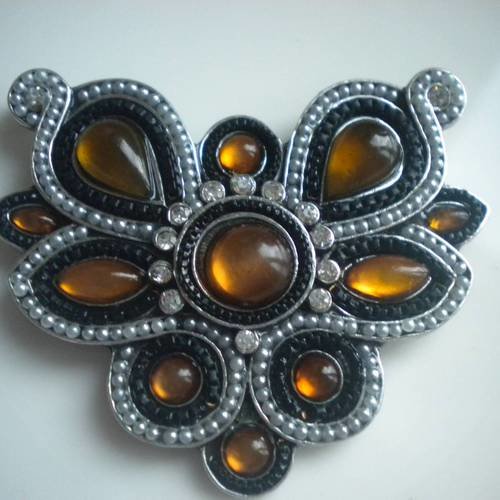 Grand pendentif métal perles et cabochons couleur ambre, noir et blanc