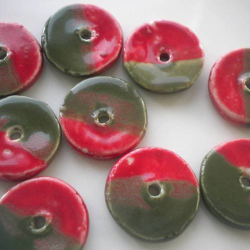 Lot de 8 perles en céramique disque bicolore vert et rouge