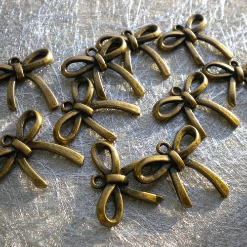 Lot de 5 breloques noeuds en bronze 25mm