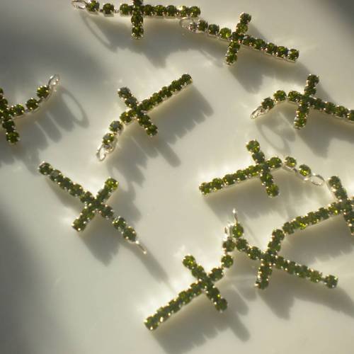 Pendentif breloque croix avec strass vert olive