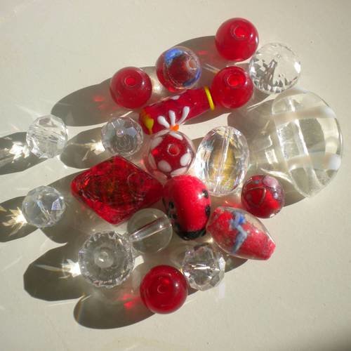 20 perles en verre et cristal transparent et rouge