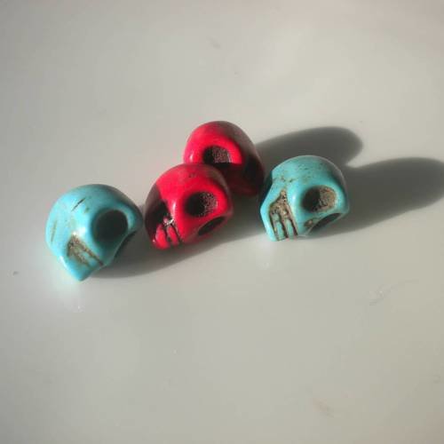 Lot de 4 perles howlite skull tête de mort en rouge et turquoise