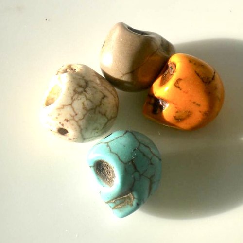 Lot de 4 perles howlite skull tête de mort en 4 couleurs