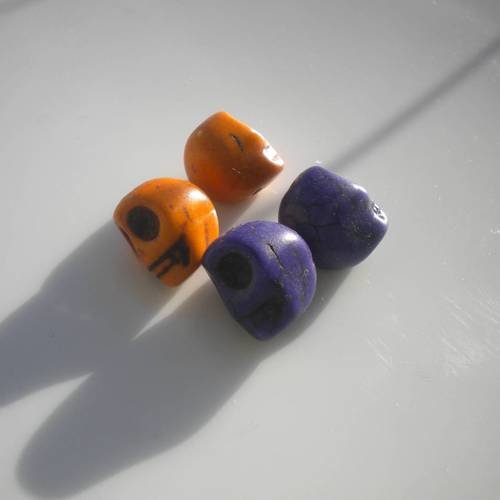 Lot de 4 perles howlite skull tête de mort en violet et orange