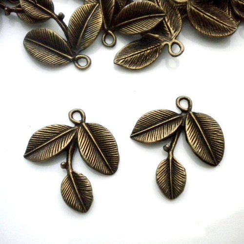 Duo de pendentifs les petites feuilles en bronze