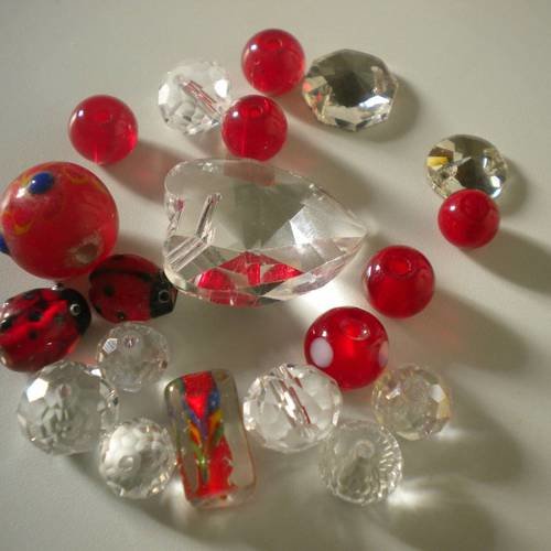 Lot de 20 perles verre et cristal en rouge et transparent