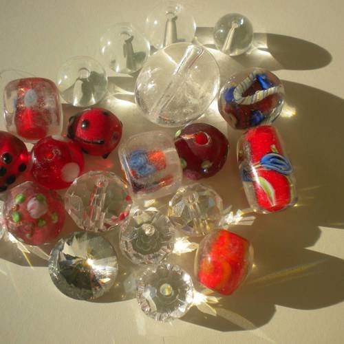 Lot de 20 perles en verre et cristal en rouge et transparent