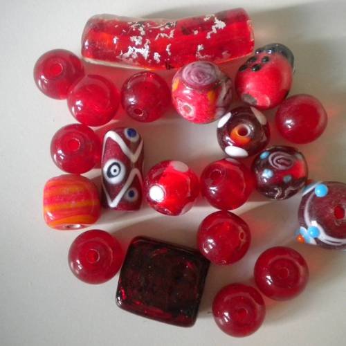 20 perles en verre en rouge assortiments