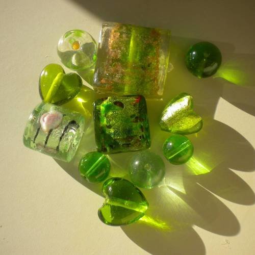 Lot de 10 perles en verre en vert + 1 coeur en verre offert
