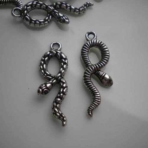 Duo de serpents en breloque en métal argenté