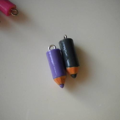 Duo de breloques crayons en mauve et gris 
