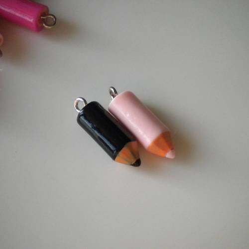 Duo de breloques crayons en rose et noir