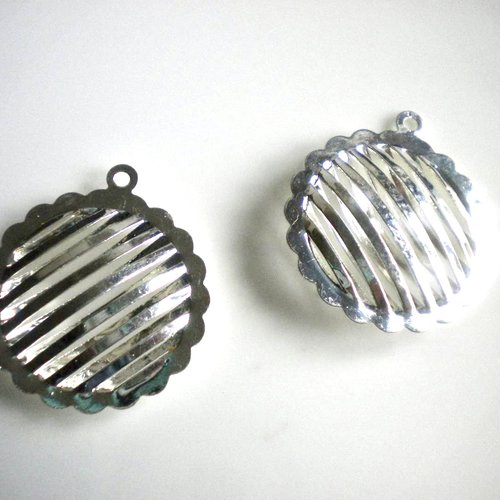 Deux pendentifs ronds striées en métal argenté