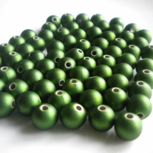 Lot de 70 perles vertes synthétiques 1 cm