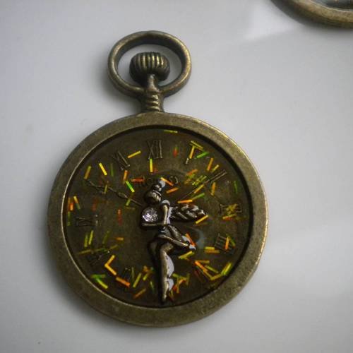 Pendentif bronze montre factice et la fée