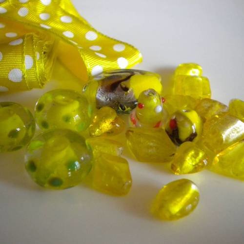 Lot de 20 perles en verre jaune acidulé et ruban satin à pois