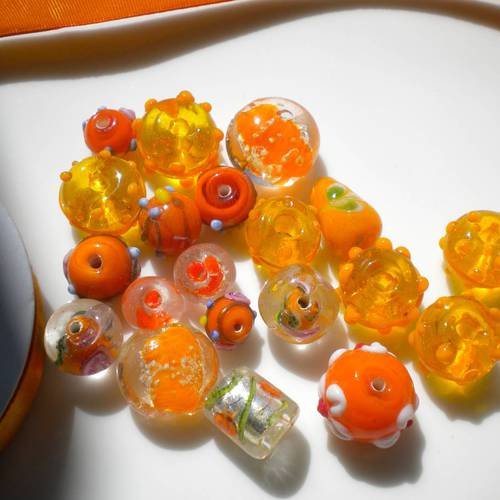 Lot de 20 perles en verre orange et ruban satin