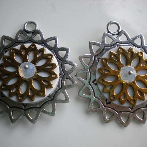 Duo de pendentifs fleurs métal et cristal