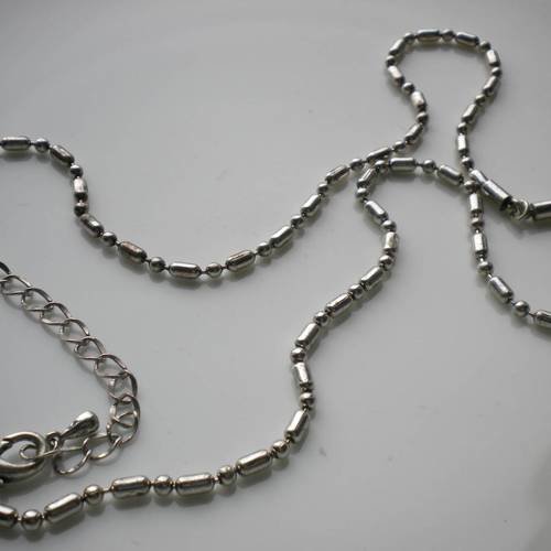 Collier en métal argenté perle billes et tubes