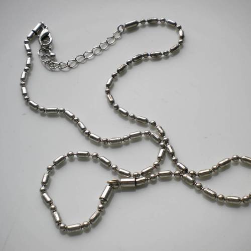 Collier en métal argenté perle billes et tubes