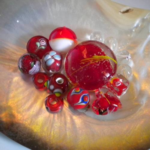 Lot de 15 perles en verre rouge