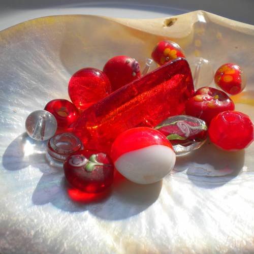 Lot de 15 perles en verre rouge-orangé