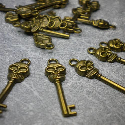 Lot de 5 breloques bronze clefs tête de mort 30 mm