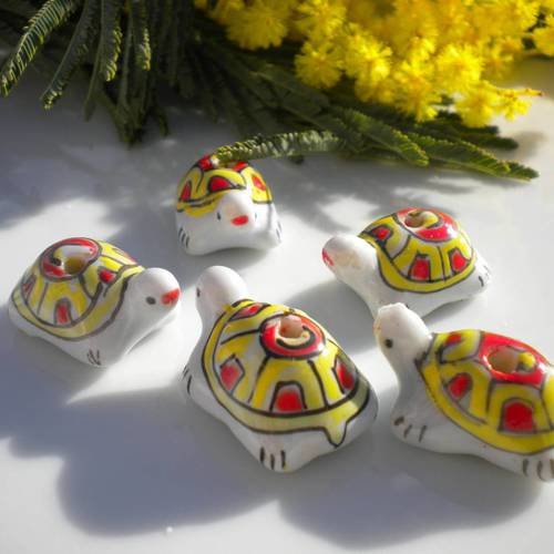 Lot de 5 perles en porcelaine tortues en jaune et rouge