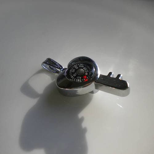 Pendentif clef et boussole en métal argenté 