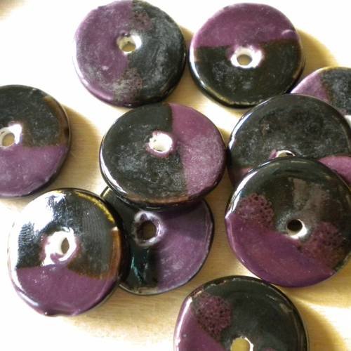 Lot de 10 perles en porcelaine disque bicolore violet noir 