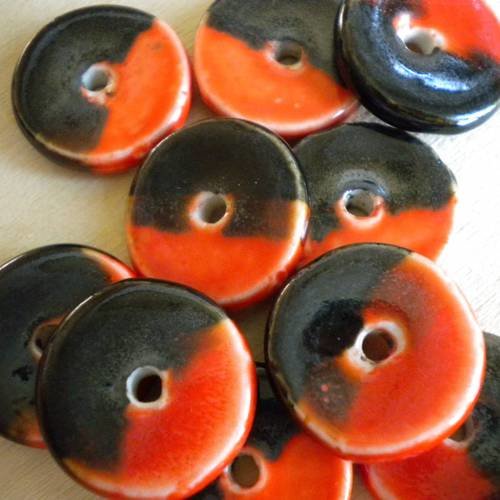 Lot de 10 perles en porcelaine disque bicolore orange et noir