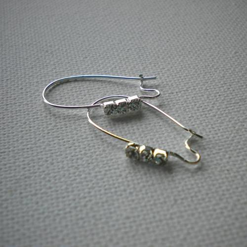 Une paire de boucles d'oreilles avec cabochons en verre de cristal 