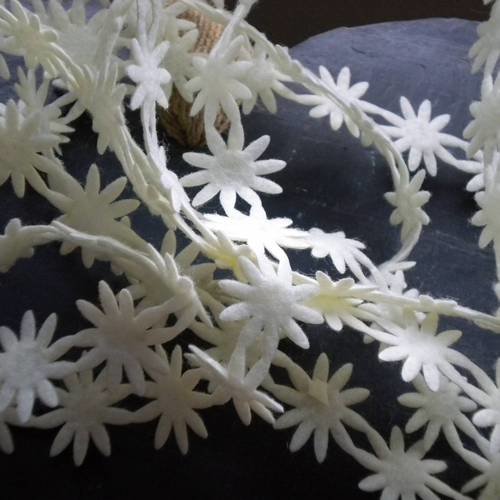 Guirlande de feutrine fleurs fines blanches 50 cm 