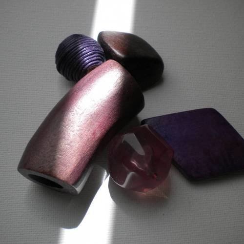Lot de 5 perles résines bois en violet et mauve