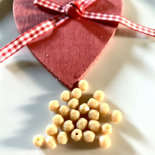 25 perles facettées beige 6mm