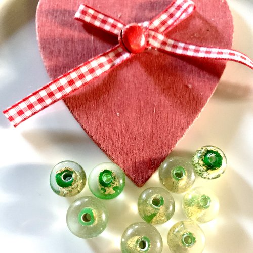 9 perles en verre en vert et éclats dorés 10mm