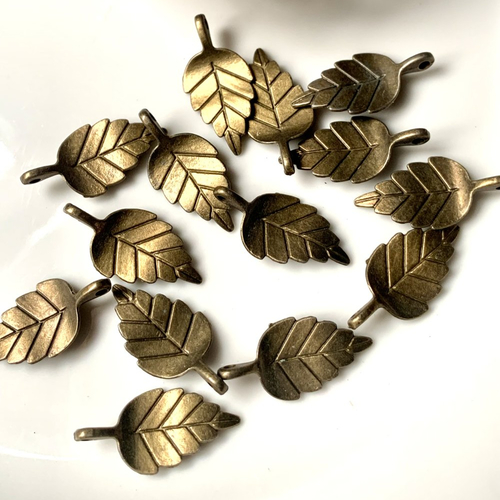 14 breloques feuilles nervurées en bronze