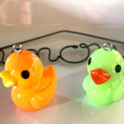 Deux pendentifs canard en résine en orange et vert