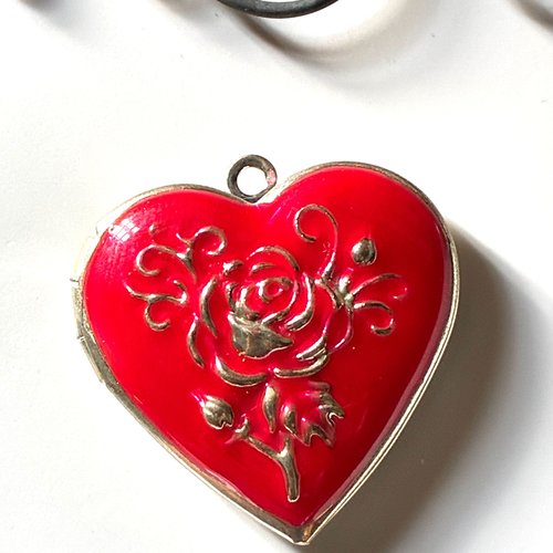 Pendentif coeur en métal rouge