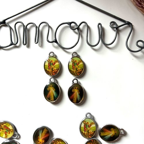 4 pendentifs médailles religieuses en résine