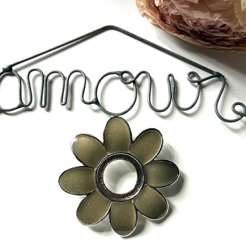 Pendentif fleur en métal argenté et résine pailletée kaki