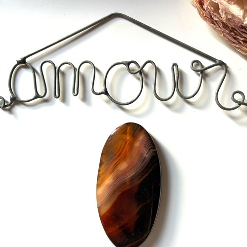 Pierre oblongue en agate percée