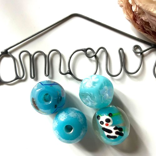 4 perles en verre en bleu et turquoise à motifs