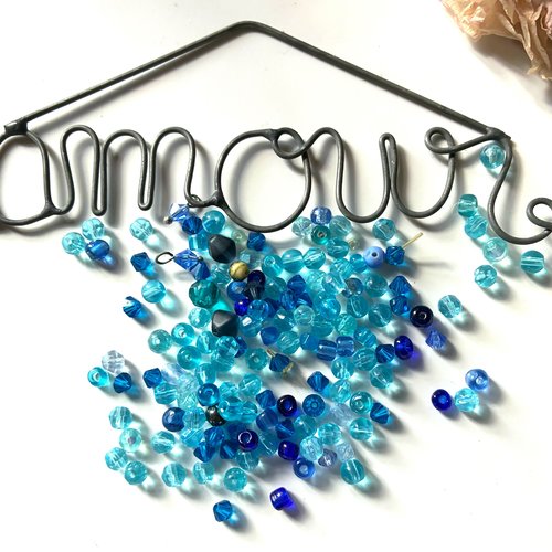130 mini perles dans les tons de bleu