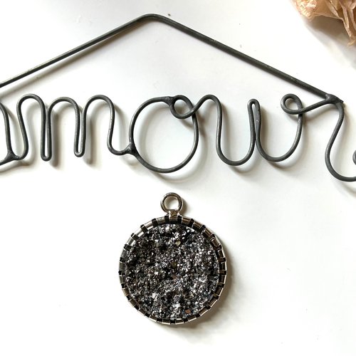 Pendentif en alu et décor effet de pierre