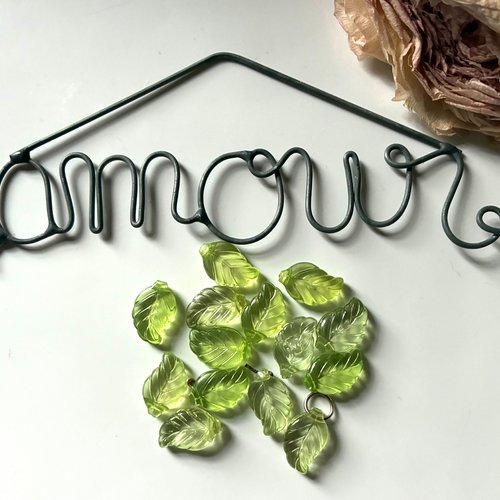 14 breloques feuilles en vert