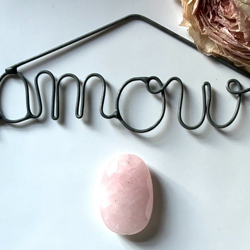 Perle ovale facettée en verre rose