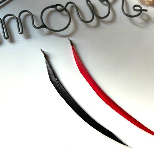 Duo de longues plumes fines en rouge et noir 7cm