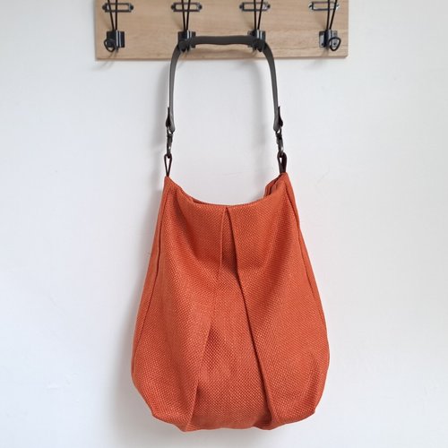 Sac hobo en toile de lin française orange brulé, sac porté épaule anse en cuir amovible
