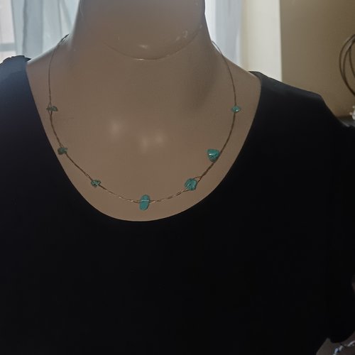 Collier métal tressé argenté et perles de gemmes turquoises